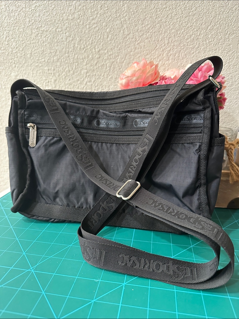 ❤️ 5/$25 Lesportsac Black Nylon Messenger Crossbody